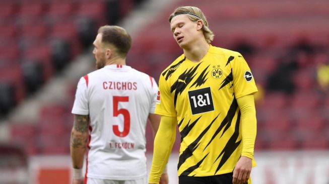 Ekspresi kekecewaan penyerang Borussia Dortmund, Erling Haaland (kanan) pada laga Bundesliga Jerman 2020/2021 kontra FC Koln di RheinEnergieStadion, Cologne, Sabtu (20/3/2021) malam WIB. [Marius Becker / POOL / AFP]