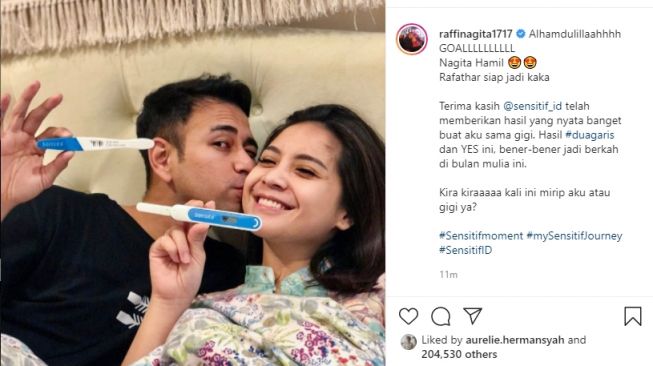 Raffi Ahmad dan Nagita Slavina  menunjukkan alat uji kehamilan. - (Instagram/@raffinagita1717)