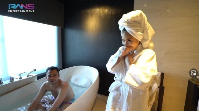 Raffi Ahmad dan Nagita Slavina mencoba bathtub seharga Rp 200 juta. [RANS Entertainment]