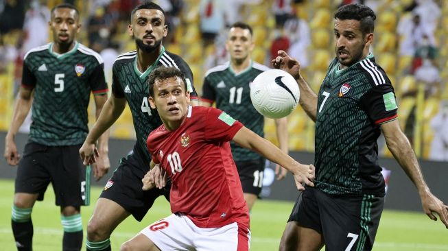 Pemain timnas Indonesia Egy Maulana Vikri di tengah kepungan para pemain timnas Uni Emirat Arab (UEA) dalam laga Grup G Kualifikasi Piala Dunia 2022 Zona Asia, dengan hasil akhir 5-0 untuk UEA, Sabtu (12/6/2021) dini hari WIB. [Karim SAHIB / AFP]