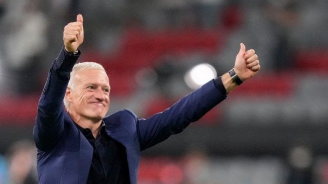 Pelatih Prancis Didier Deschamps menyalami suporter setelah timnya menang 1-0 atas Jerman dalam pertandingan Grup F EURO 2020 di Allianz Arena di Muenchen pada 15 Juni 2021. (AFP/MATTHIAS SCHRADER)