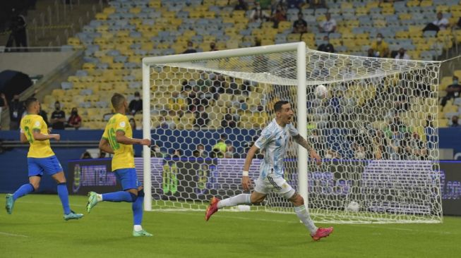 Pemain sayap Argentina, Angel Di Maria mencetak gol ke gawang Brasil di laga final Copa America 2021 yang dihelat di Stadion Maracana, Minggu (11/7/2021). (Foto: Nelson ALMEIDA/AFP)