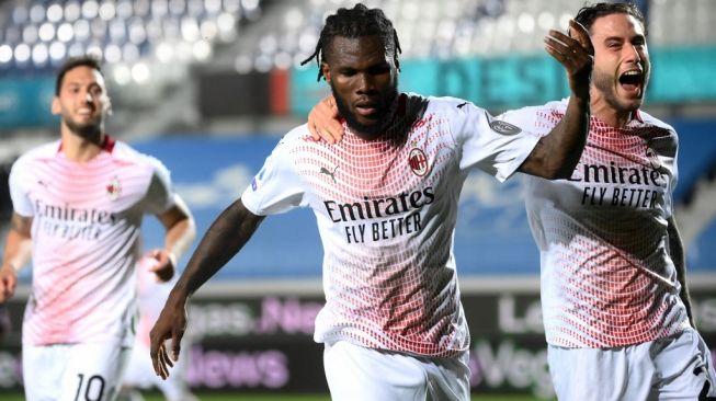 Gelandang AC Milan, Franck Kessie (tengah). [Marco BERTORELLO / AFP]