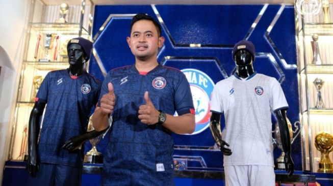 Presiden Arema FC Gilang Widya Pramana saat meluncurkan jersey tim Singo Edan yang akan digunakan untuk Liga 1 musim 2021. ANTARA/HO-Arema FC