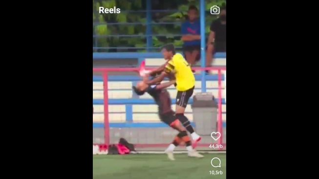 Tangkapan layar video AHHA PS Pati Atas Persiraja Dinodai Tendangan Kung Fu. [Instagram]