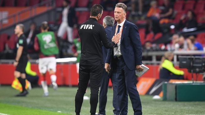 Pelatih Timnas Belanda, Louis van Gaal (kanan) memprotes keputusan wasit pada laga kualifikasi Piala Dunia 2022 zona Eropa kontra Turki di Johan Cruijff ArenA, Amsterdam, Rabu (8/9/2021) dini hari WIB. [JOHN THYS / AFP]