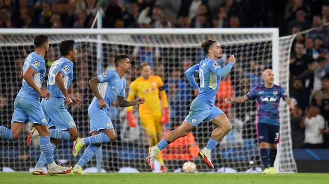 Gelandang Manchester City, Jack Grealish (kedua dari kanan) berlari untuk merayakan gol keempat timnya dalam matchday pertama Grup A Liga Champions antara Manchester City vs RB Leipzig di Stadion Etihad, pada 15 September, 2021.Oli SCARFF / AFP.