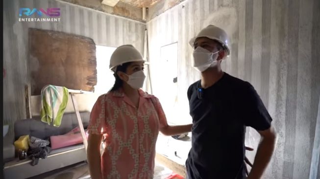 Momen Raffi Ahmad dan Nagita Slavina cek rumah baru. [YouTube/Rans Entertainment]