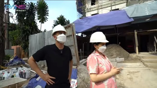 Momen Raffi Ahmad dan Nagita Slavina cek rumah baru. [YouTube/Rans Entertainment]