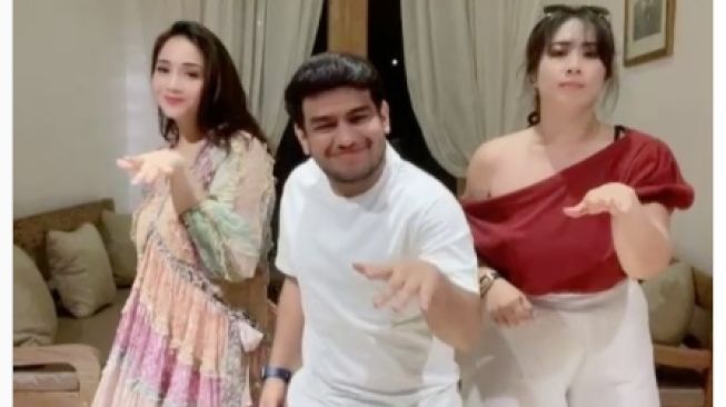 Adu Gaya Bumil Nagita Slavina dan Aurel Hermansyah. [Instagram/raffinagita1717]