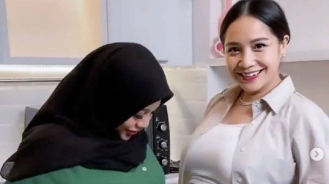 Adu Gaya Bumil Nagita Slavina dan Aurel Hermansyah. [Instagram/pecintaladygigi]