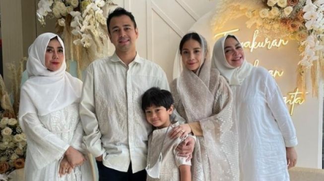 Adu Gaya Bumil Nagita Slavina dan Aurel Hermansyah. [Instagram/raffinagita1717]