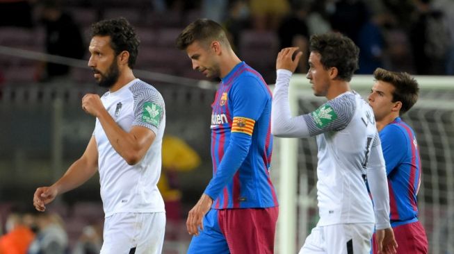 Bek tengah Barcelona, Gerard Pique saat mengisi pos penyerang dalam matchday kelima Liga Spanyol kontra Granada di Camp Nou, Selasa (21/9/2021) dini hari WIB. [AFP].