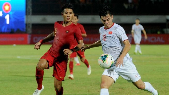 Pemain bintang Timnas Vietnam, Nguyen Tien Linh (kanan). [SONNY TUMBELAKA / AFP]