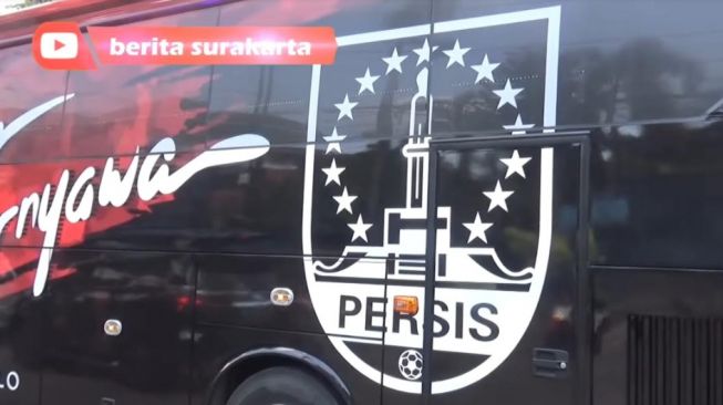 Momen Kaesang Ditemani Nadya Arifta naik bus Persis Solo. [Youtube/Berita Surakarta]