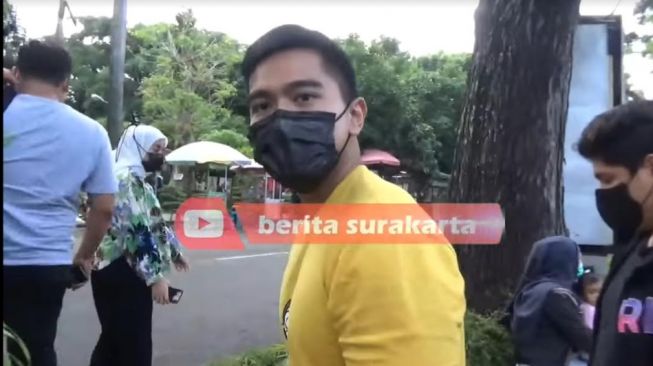 Momen Kaesang Ditemani Nadya Arifta naik bus Persis Solo. [Youtube/Berita Surakarta]