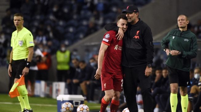 Manajer Liverpool, Jurgen Klopp merayakan kemenangan bersama penyerang Diogo Jota dalam matchday kedua Grup B Liga Champions kontra FC Porto di Estadio do Dragao, Portugal, Rabu (29/9/2021) dini hari WIB. MIGUEL RIOPA / AFP.