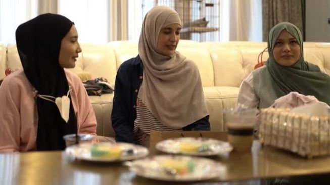 Zaskia Sungkar, Shireen Sungkar dan Aurel Hermansyah. (Youtube/TheSungkarsFamily)