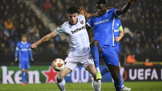 Gelandang West Ham United Declan Rice (kiri) berebut bola dengan penyerang Genk Paul Onuachu dalam laga penyisihan Grup H Liga Europa di Stadion Cegeka Arena, Genk, Belgia, Kamis (4/11/2021) waktu setempat. (ANTARA/AFP/BELGA/John Thys)