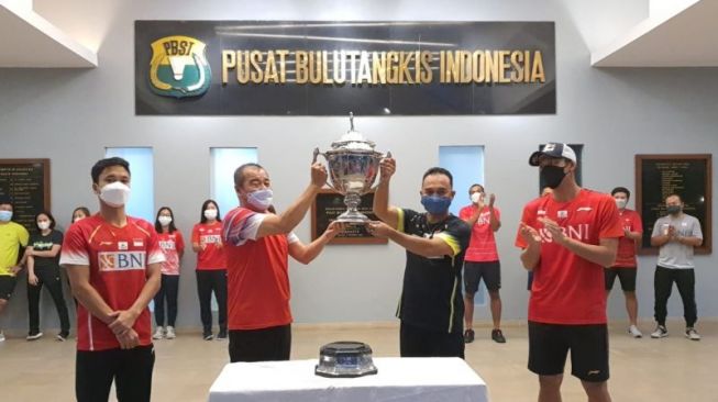 Piala Thomas tiba di Indonesia dengan terlebih dulu masuk di Pelatnas PBSI Cipayung, Jakarta Timur, Jumat (5/11/2021). ANTARA/HO/PP PBSI