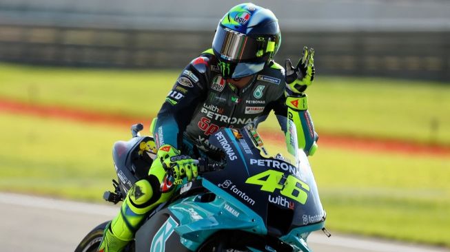 Rider Petronas Yamaha SRT, Valentino Rossi tampil di MotoGP Valencia 2021 di Sirkuit Ricardo Tormo, Valencia, Spanyol, Minggu (14/11/2021) malam WIB. [JOSE JORDAN / AFP]