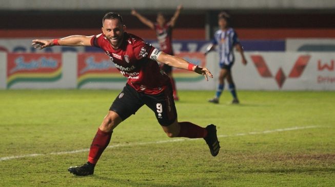 Penyerang Bali United, Ilija Spasojevic melakukan selebrasi usai menjebol gawang Persiraja Banda Aceh pada laga BRI Liga 1 di Stadion Maguwoharjo, Sleman, Selasa (30/11/2021) malam. [ANTARA FOTO/Andreas Fitri Atmoko]