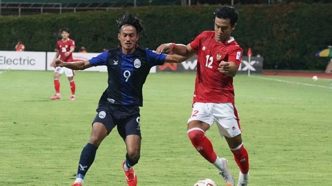 Bek sayap Timnas Indonesia, Pratama Arhan (kanan) berebut bola dengan pesepakbola Kamboja, Sieng Chantea dalam pertandingan Piala AFF 2020 di Bishan Stadium, Singapura, Kamis (9/12/2021) malam WIB. [ANTARA FOTO/Humas PSSI]