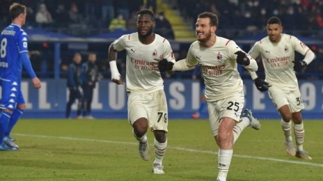 Gelandang AC Milan Italia Alessandro Florenzi (kedua kanan) merayakan golnya pada pertandingan sepak bola Serie A Italia antara Empoli dan AC Milan pada 22 Desember 2021 di stadion Carlo-Castellani di Empoli.Andreas SOLARO / AFP