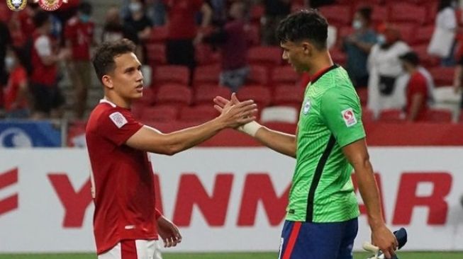 Egy Maulana Vikri dan Ikhsan Fandi bersalaman di akhir laga timnas Indonesia melawan Singapura. (Instagram/pssi)