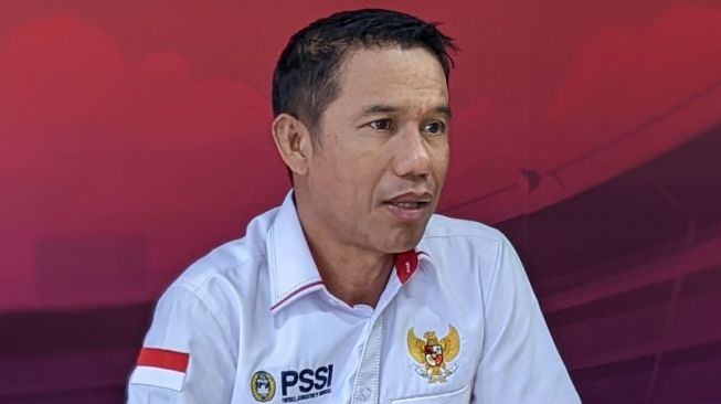 Sekretaris Jenderal PSSI Yunus Nusi memberikan keterangan soal perkembangan tim nasional Indonesia di Kantor PSSI, Jakarta, Rabu (12/1/2022). Salah satu hal yang disampaikannya terkait rencana pertandingan persahabatan internasional FIFA timnas Indonesia versus Bangladesh pada 24 dan 27 Januari 2022. ANTARA/Michael Siahaan.