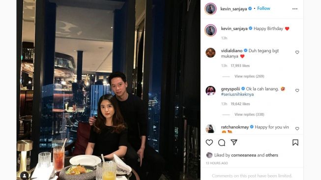 Pebulutangkis Kevin Sanjaya baru-baru ini mendadak menghebohkan jagat media sosial lewat unggahan terbarunya di akun instagram. Ia memamerkan kebersamaan dengan seorang perempuan bernama Valencia Tanoesoedibjo.[Instagram/@kevin_sanjaya]