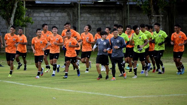 Sejumlah pesepak bola Timnas Indonesia melakukan latihan di Lapangan Trisakti, Legian, Badung, Bali, Jumat (21/1/2022). Timnas Indonesia melakukan pemusatan latihan di Bali menjelang dua pertandingan uji coba internasional melawan Timor Leste di Stadion Kapten I Wayan Dipta Bali pada 27 dan 30 Januari 2022. ANTARA FOTO/Fikri Yusuf/aww.