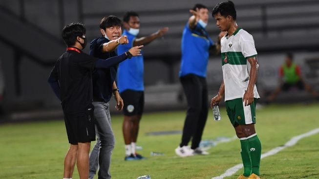 Pelatih Timnas Indonesia Shin Tae-yong (kedua kiri) memberi arahan kepada pemain Timnas Indonesia Bayu Fiqri saat bertanding melawan Timnas Timor Leste dalam pertandingan sepak bola Leg 2 FIFA Matchday di Stadion I Wayan Dipta, Gianyar Bali, Minggu (30/1/2022). Indonesia berhasil memenangkan pertandingan dengan skor 3-0. ANTARA FOTO/Nyoman Budhiana/foc.