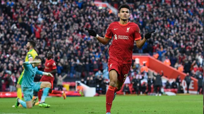 Gelandang Liverpool Luis Diaz melakukan selebrasi usai mencetak gol ketiga untuk timnya saat pertandingan sepak bola Liga Premier Inggris antara Liverpool dan Norwich City di Stadion Anfield, Liverpool, Inggris, Sabtu (19/2/2022). [Oli SCARFF / AFP]