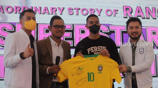 Dari kiri ke kanan: Raffi Ahmad, Gilang Widya Pramana, Kaesang Pangarep, dan Rudy Salim berfoto dengan jersey Legenda Timnas Brasil Ronaldinho saat acara "Superstar Announcement RANS Cilegon FC" di kantor Prestige Motorcars, Pluit, Jakarta, Selasa (29/3/2022). [Suara.com/Angga Budhiyanto]