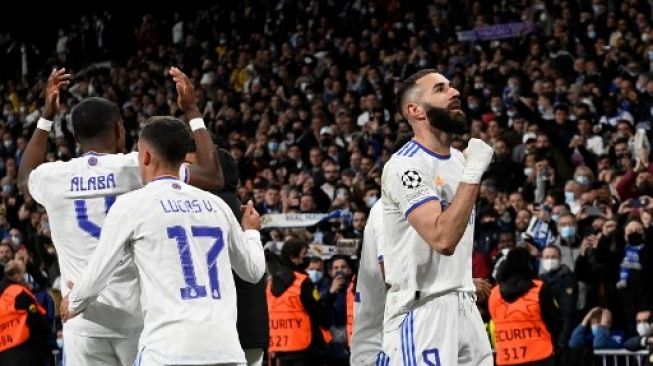 Striker Real Madrid Karim Benzema melakukan selebrasi setelah mencetak gol pada pertandingan sepak bola leg kedua perempat final Liga Champions UEFA antara Real Madrid CF dan Chelsea FC di stadion Santiago Bernabeu di Madrid pada 12 April 2022. PIERRE-PHILIPPE MARCOU/AFP