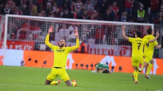 Pemain Villarreal termasuk gelandang Villarreal Etienne Capoue (kiri) melakukan selebrasi usai laga perempat final Liga Champions UEFA, pertandingan sepak bola leg kedua FC Bayern Munich v FC Villarreal di Munich, pada 12 April 2022.Jose Jordan/AFP