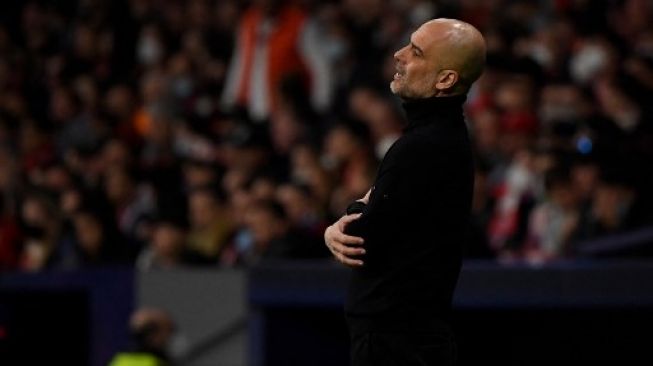 Pelatih Manchester City Josep Guardiola memberi isyarat pada pertandingan sepak bola leg kedua perempat final Liga Champions UEFA antara Klub Atletico Madrid dan Manchester City FC di stadion Wanda Metropolitano di Madrid pada 13 April 2022.OSCAR DEL POZO / AFP