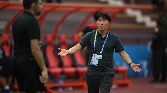 Pelatih Timnas Indonesia U-23, Shin Tae-yong (kanan). [ANTARA FOTO/Zabur Karuru]