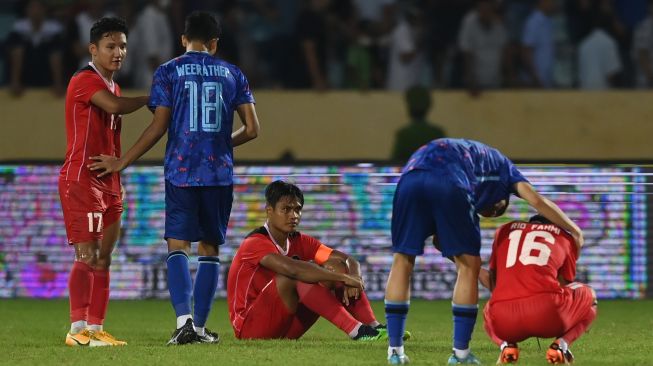 Pesepak bola Timnas Indonesia U-23 Fachruddin Aryanto (tengah) dan rekan-rekannya dihibur sejumlah pesepak bola Timnas Thailand usai pertandingan semifinal sepak bola SEA Games 2021 Vietnam di Stadion Thien Truong, Nam Dinh, Vietnam, Kamis (19/5/2022). Indonesia kalah dari Thailand dengan skor 0-1 dan gagal melaju ke final. ANTARA FOTO/Aditya Pradana Putra/tom.