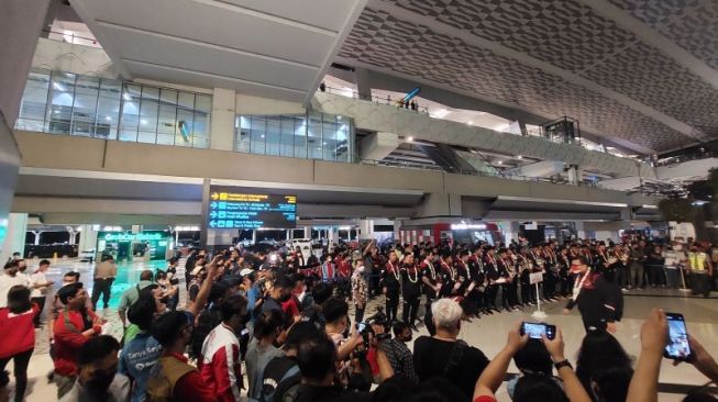 Puluhan suporter menyambut kedatangan timnas U-23 di Bandara Soekarno-Hatta, Tangerang, Banten Senin (23/5/2022). (ANTARA/Muhammad Ramdan)