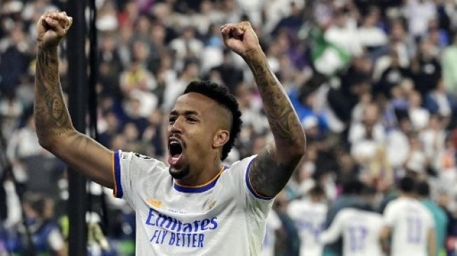 Bek Real Madrid Eder Militao merayakan kemenangan timnya usai pertandingan sepak bola final Liga Champions UEFA antara Liverpool dan Real Madrid di Stade de France di Saint-Denis, utara Paris, pada 28 Mei 2022. JAVIER SORIANO / AFP