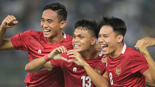 Gelandang timnas Indonesia, Rachmat Irianto (tengah) melakukan selebrasi dengan rekan-rekannya usai membobol gawang Kuwait guna membawa skuad Garuda menang 2-1 dalam matchday pertama Grup A Kualifikasi Piala Asia 2023, Rabu (8/6/2022) waktu setempat. [Twitter/@PSSI]