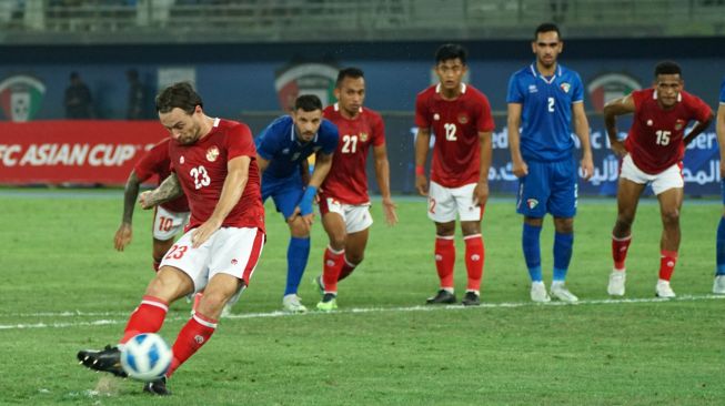 Pesepak bola Timnas Indonesia Marc Klok (kiri) melakukan tendangan penalti ke arah gawang Timnas Kuwait dalam laga perdana Grup A Kualifikasi Piala Asia 2023 di Stadion Internasional Jaber Al Ahmad, Kuwait, Rabu (8/6/2022). ANTARA FOTO/Humas PSSI/app/tom.