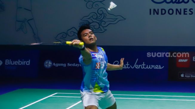 Pebulu tangkis ganda putra Indonesia Pramudya Kusumawardana saat bertanding melawan pasangan ganda putra Malaysia Aaron Chia dan Soh Wooi Yik dalam babak 8 besar East Ventures Indonesia Open 2022 di Istora Senayan, Jakarta Pusat, Jumat (17/6/2022). [Suara.com/Alfian Winanto]