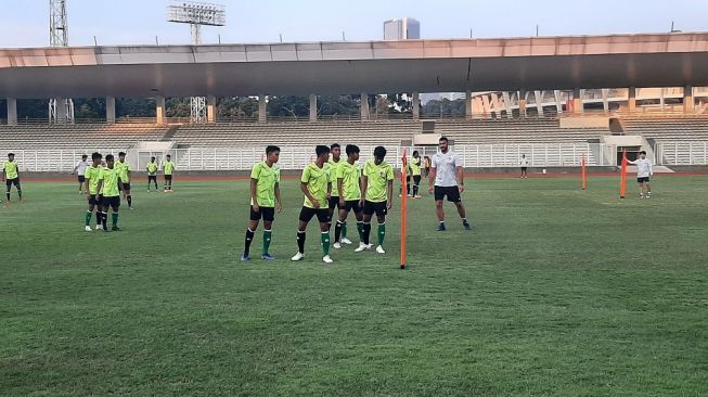 Latihan Timnas Indonesia U-19 di Stadion Madya, Jakarta, Selasa (21/6/2022). (Suara.com/Adie Prasetyo Nugraha)