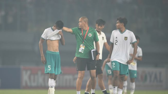 Sujumlah pemain Indonesia U19 meluapkan kekecewaannya usai laga penyisihan grup Piala AFF U-19 melawan Myanmar U-19 di Stadion Patriot Candrabhaga, Bekasi, Jawa Barat, Minggu (10/7/2022). Meskipun menang dengan skor 5-1, Indonesia U-19 tetap tersingkir dari Piala AFF U-19. ANTARA FOTO/Akbar Nugroho Gumay/hp.