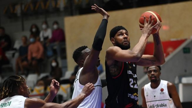 Pebasket Indonesia, Marques Bolden (tengah) melakukan lay up ke ring Timnas Basket Arab Saudi dalam laga babak penyisihan Grup A FIBA Asia Cup 2022 di Istora Gelora Bung Karno, Senayan, Jakarta, Selasa (12/7/2022) malam. [ANTARA FOTO/Aditya Pradana Putra]