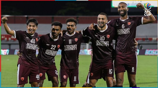 Para pemain PSM Makassar melakukan selebrasi kontra Kedah Darul Aman FC dalam laga semifinal Piala AFC 2022 zona ASEAN di Stadion Kapten I Wayan Dipta, Gianyar, Bali, Selasa (9/8/2022). [Twitter/@AFCCup]