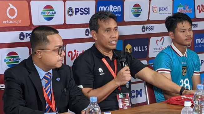 Pelatih tim nasional U-16 Indonesia Bima Sakti (tengah) dan kiper Andrika Fathir Rachman (kanan) memberikan pernyataan kepada media pada konferensi pers setelah laga semifinal Piala AFF U-16 2022 kontra Myanmar di Stadion Maguwoharjo, Sleman, Yogyakarta, Rabu (10/8/2022). ANTARA/Michael Siahaan